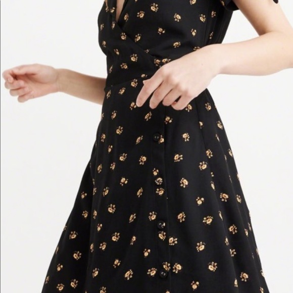 A&F tie sleeve, wrap-around floral dress - Picture 4 of 4